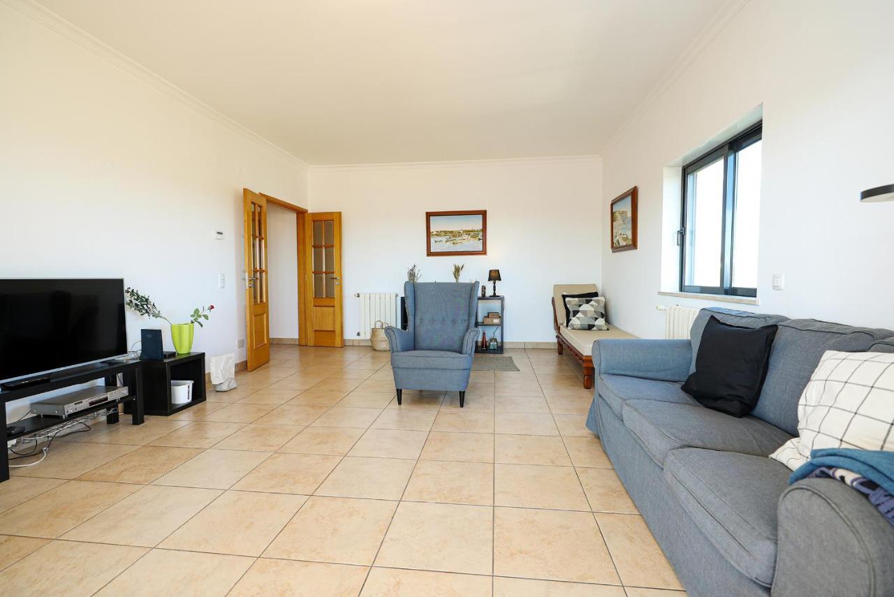 B80 - Gideon Albasol 2 In Apartment *